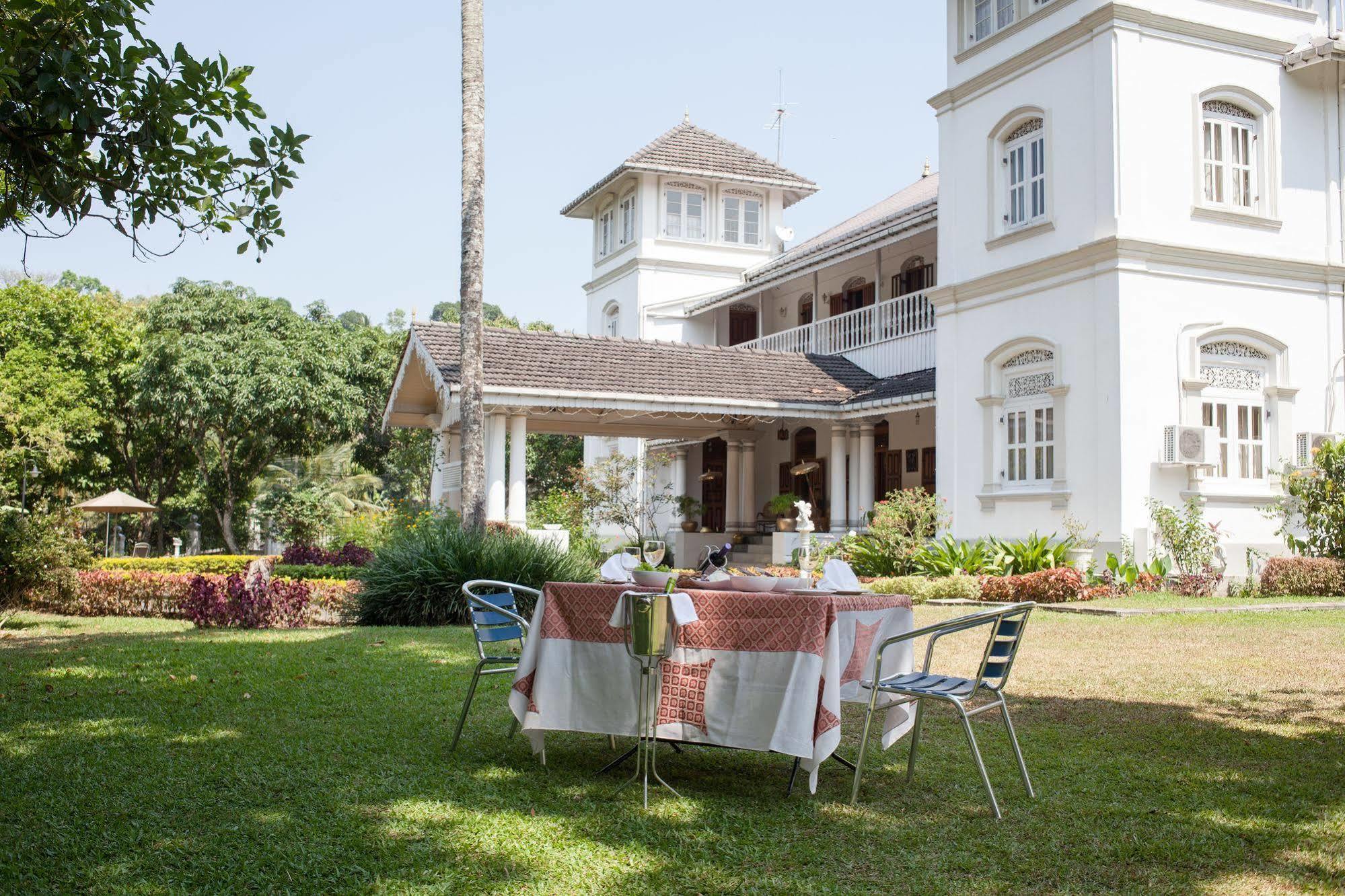 Готель Manor House Embulpure Екстер'єр фото